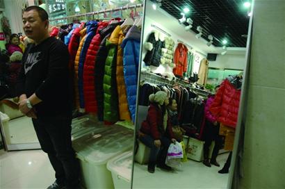 春节新装打飞的入青 商街买新衣一千块钱从头换到脚