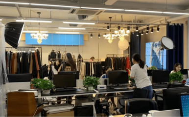 上海市通化商会走访副会长企业华芾服饰，共话鞋帽零售新机遇